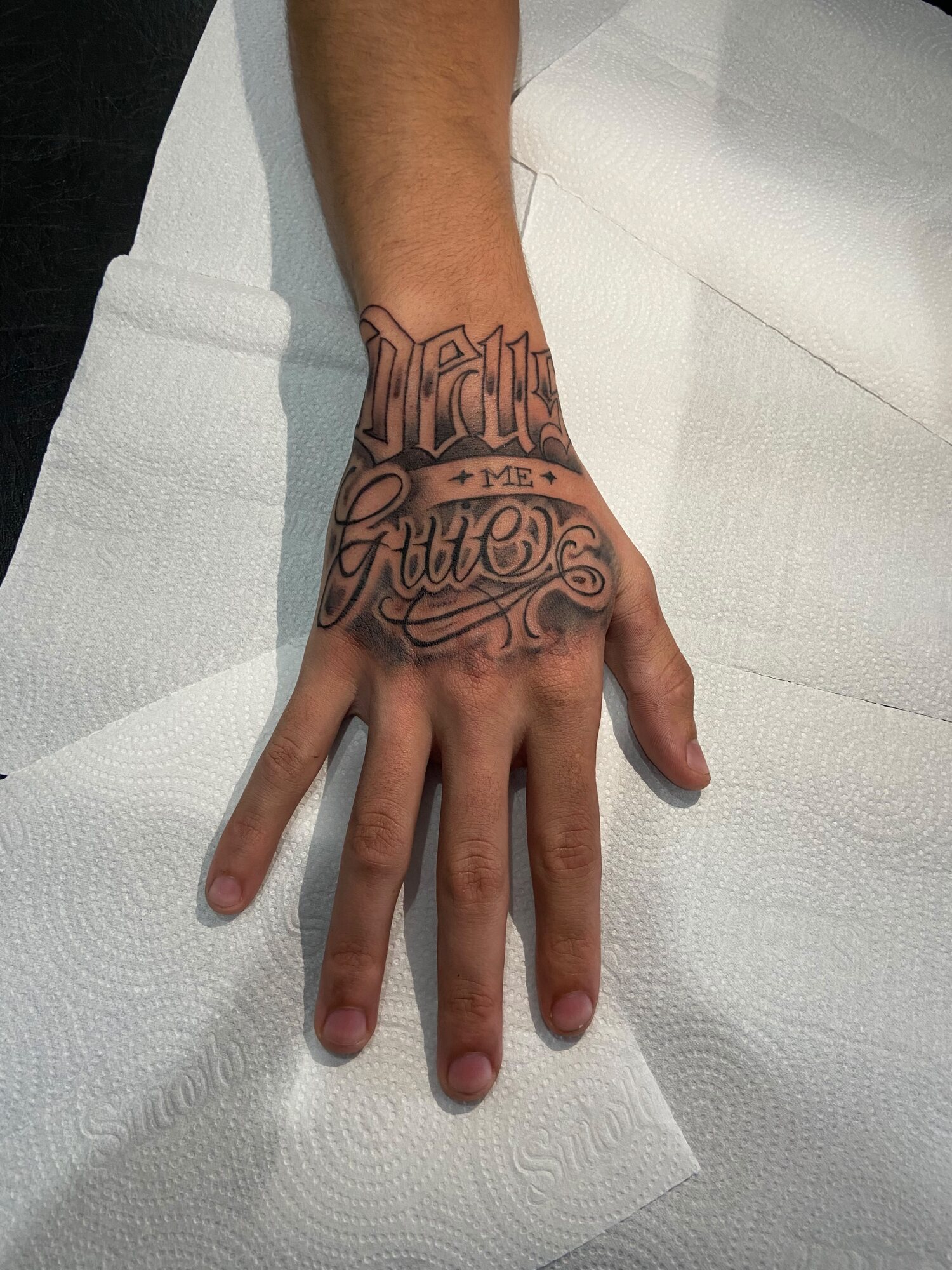 Lettering ornamental na mão