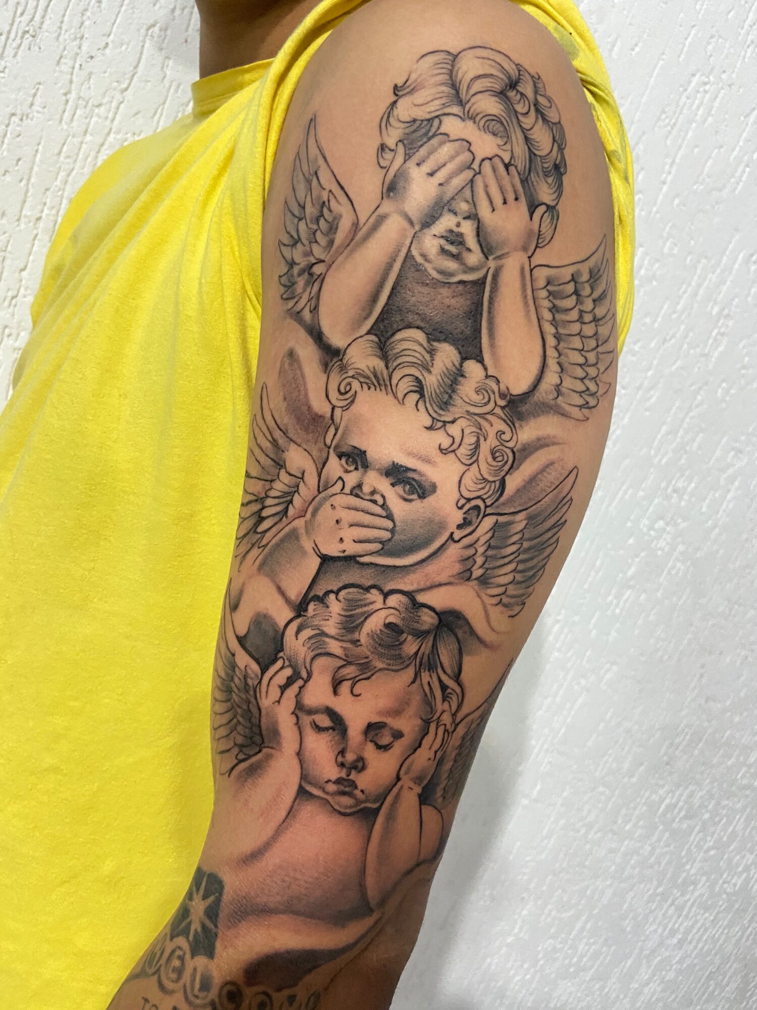 Tatuagem de anjos em estilo realista feita por Atanazio