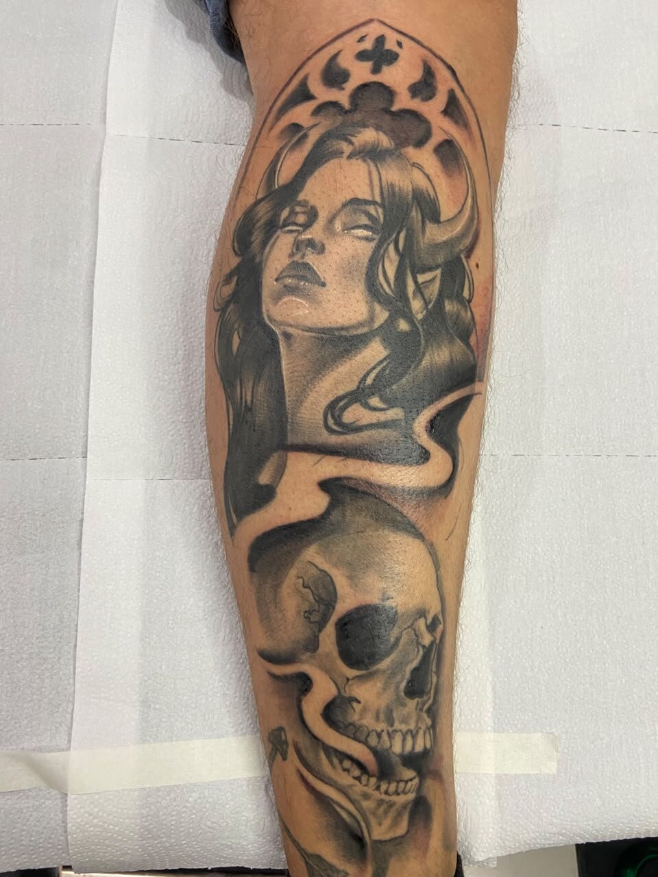 Tatuagem realista de mulher e caveira